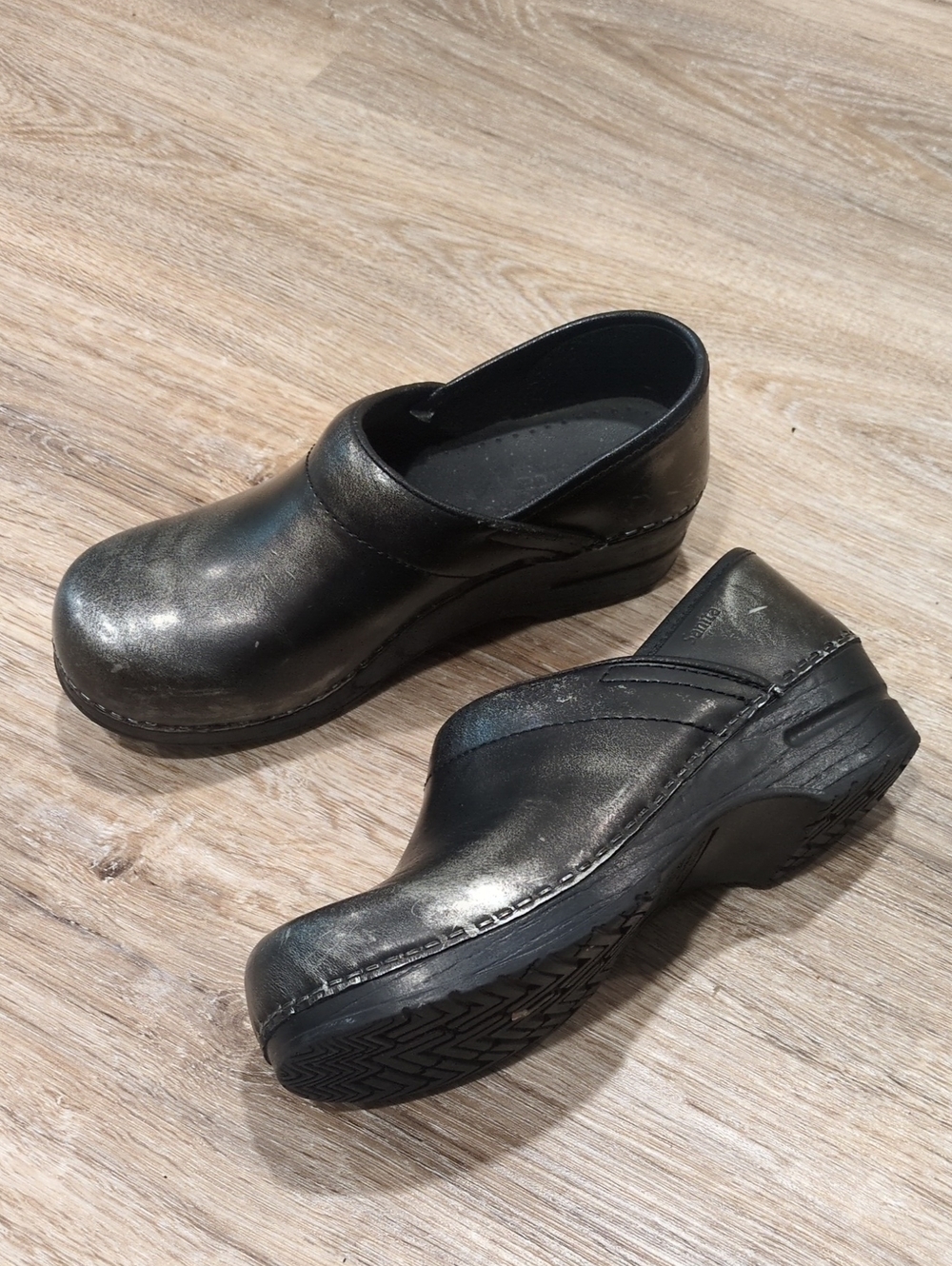 😎❤️ Sanita Women Black/Silver metallic Leather Slip-On Clogs size 37 Euro 😎❤️